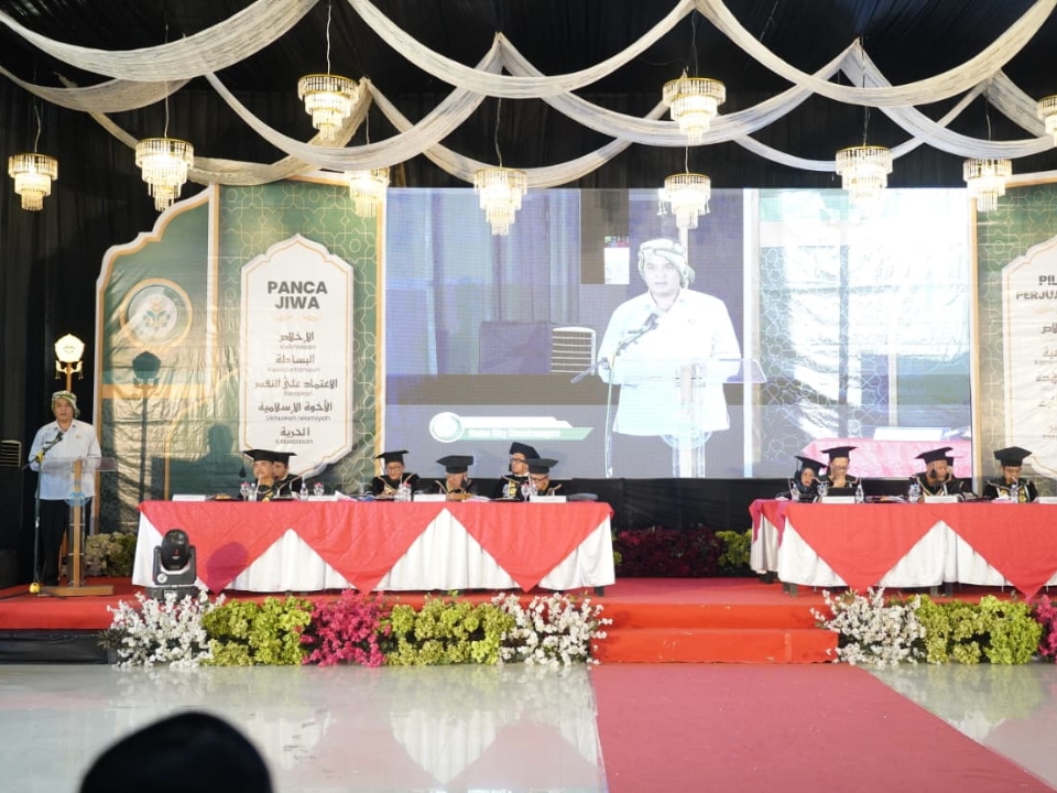 Wisuda Perdana Universitas Riyadlul Ulum Condong